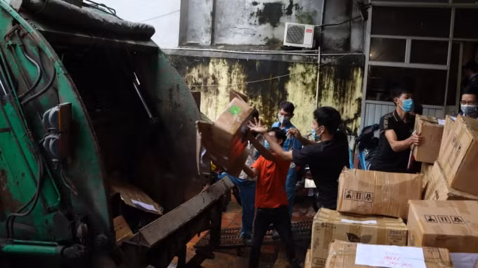 ha noi tieu huy 2000 chai nuoc hoa gia tri gia 8 ty dong hinh 1