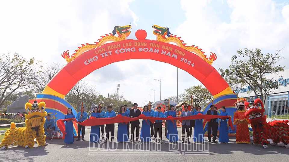nam dinh giam gia tu 10 20 tat ca san pham duoc bay ban tai cho tet cong doan 2024 hinh 1