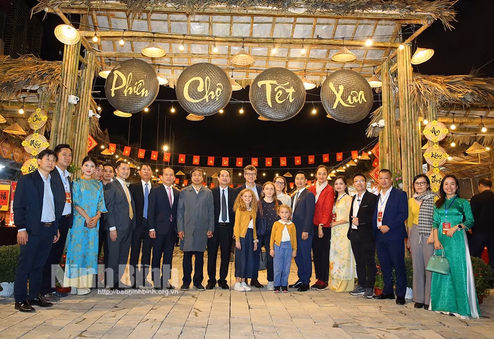 am ap le hoi tet xua va phien cho qua tang du lich tai ninh binh hinh 2