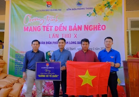 bao quang tri to chuc chuong trinh mang tet den ban ngheo tai huyen huong hoa hinh 1