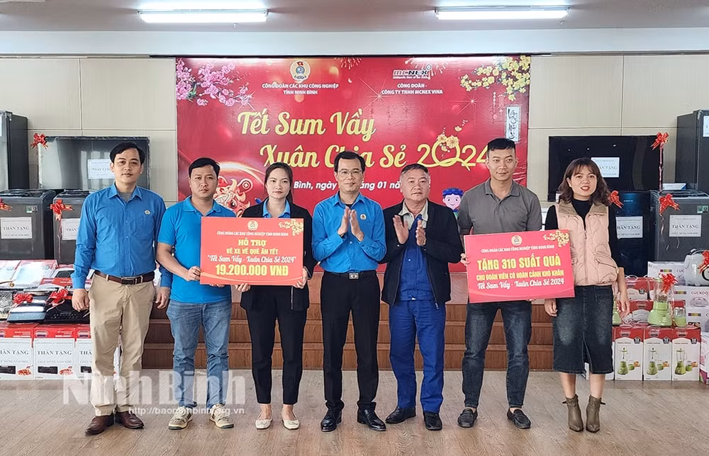 ninh binh tam ve xe nghia tinh va qua tet den voi nguoi lao dong hinh 1