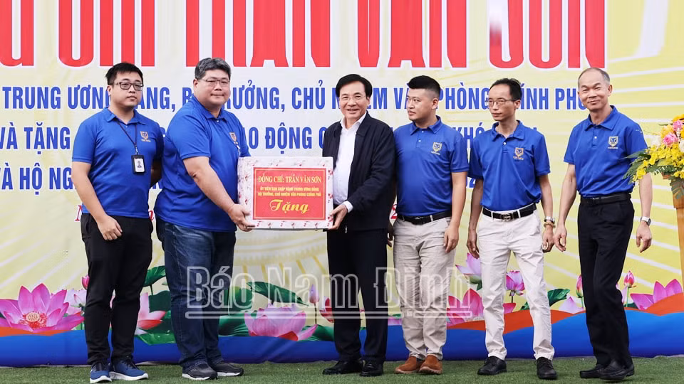 bo truong chu nhiem van phong chinh phu tran van son tham tang qua tet tinh nam dinh hinh 1