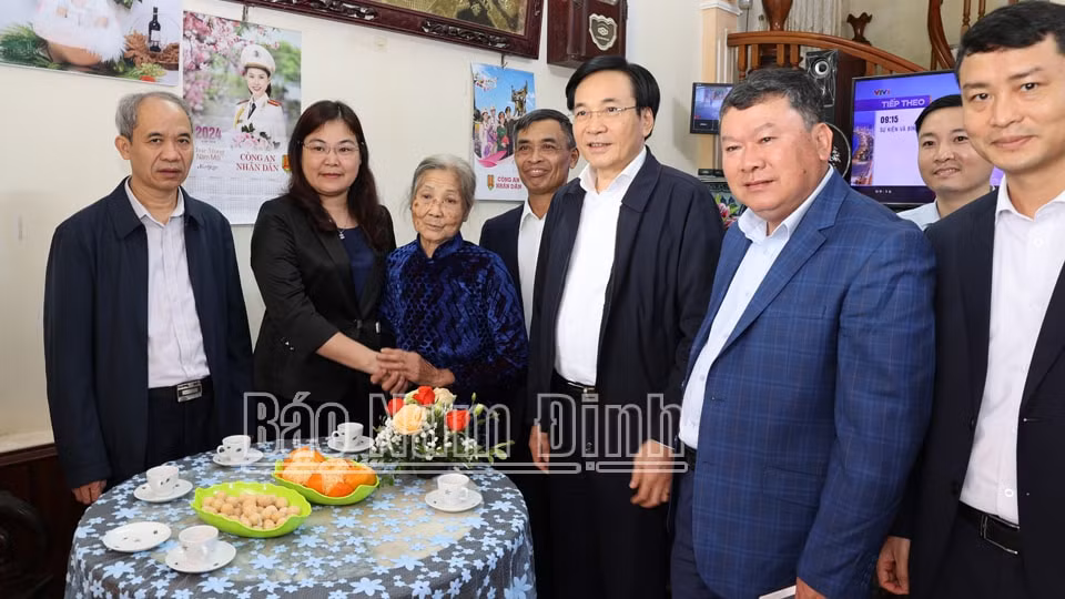bo truong chu nhiem van phong chinh phu tran van son tham tang qua tet tinh nam dinh hinh 2