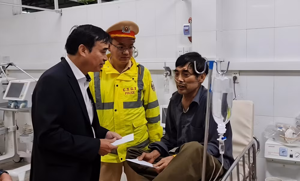 nguyen nhan xe khach lao xuong vuc khien nhieu nguoi thuong vong o da nang hinh 3