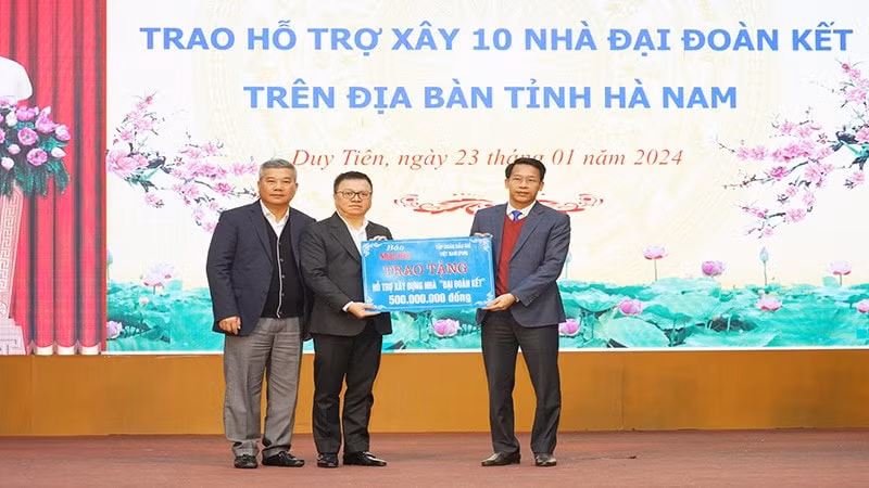 bao nhan dan trao tang kinh phi xay dung nha dai doan ket cho cac ho ngheo va trao qua tai ha nam hinh 1