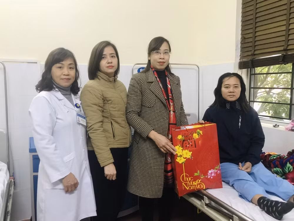 hoi nha bao tinh vinh phuc trao qua tet cho cac gia dinh co hoan canh kho khan hinh 2