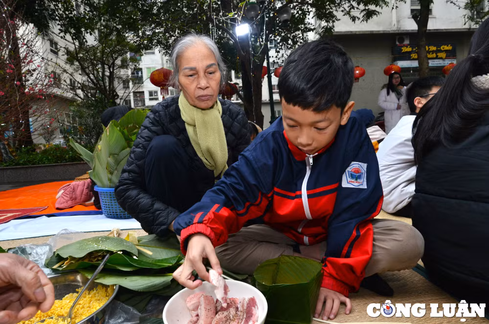 tre em vuot ret thi goi banh chung tai ha noi hinh 8