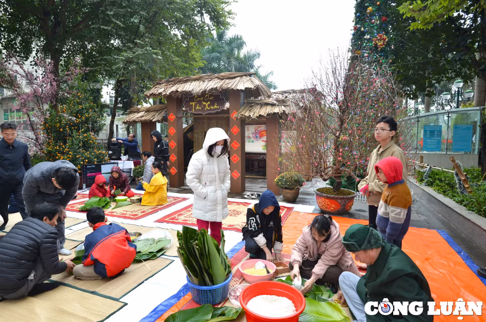 tre em vuot ret thi goi banh chung tai ha noi hinh 11