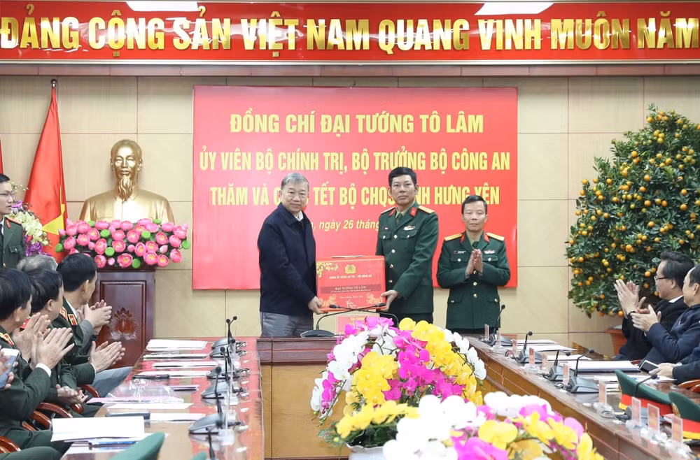 dai tuong to lam tham tang qua tet nguyen dan giap thin 2024 tai hung yen hinh 4