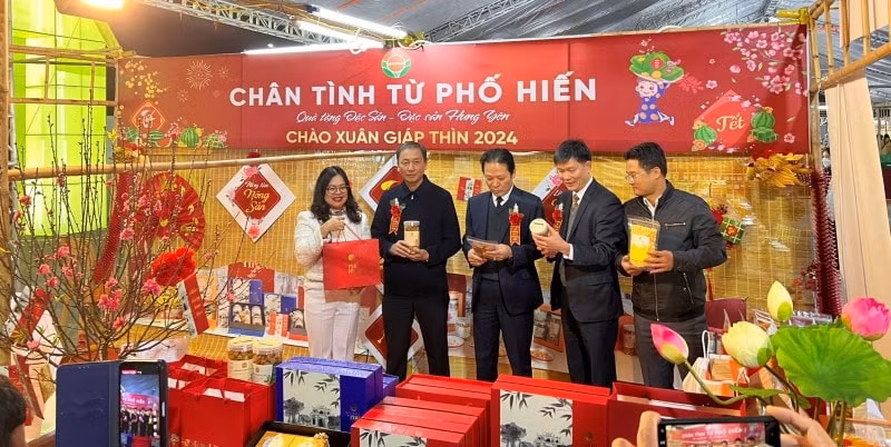 hung yen 200 gian hang tham gia hoi cho xuan giap thin 2024 hinh 2