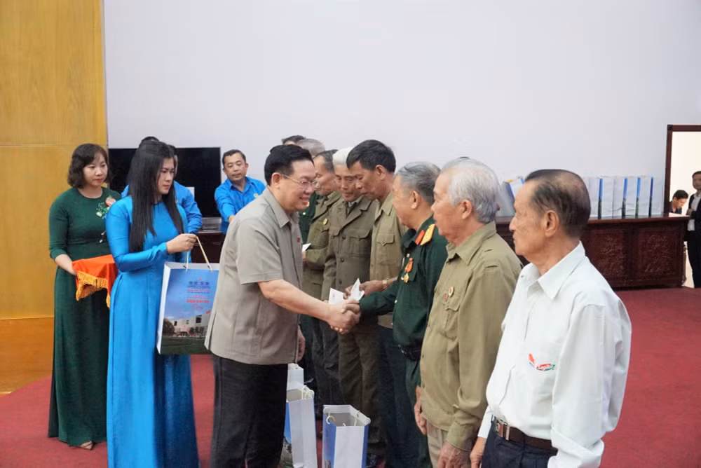 chu tich quoc hoi vuong dinh hue tham tang qua gia dinh chinh sach nguoi lao dong o gia lai hinh 1
