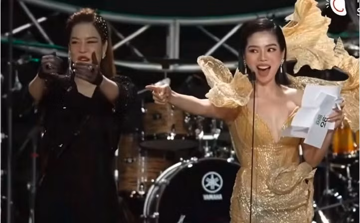 le quyen bi chi trich kem duyen tai le trao giai lan song xanh hinh 1