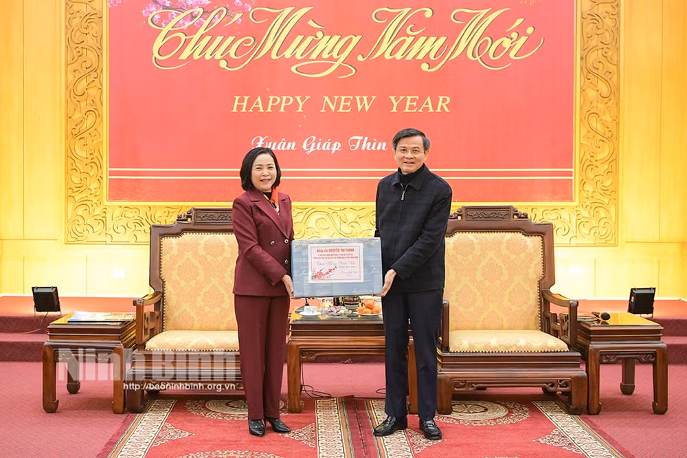 truong ban cong tac dai bieu quoc hoi nguyen thi thanh tham chuc tet tai ninh binh hinh 1