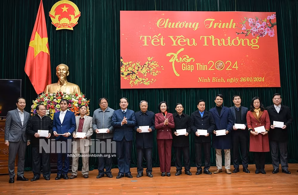truong ban cong tac dai bieu quoc hoi nguyen thi thanh tham chuc tet tai ninh binh hinh 2