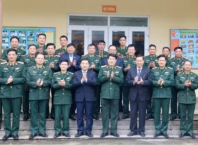 dai tuong luong cuong tham chuc tet can bo chien si don bien phong cua khau quoc te thanh thuy hinh 4