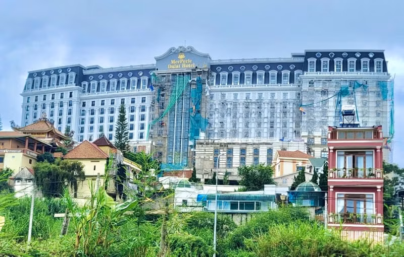kinh doanh bet bat va ngang nhien sai pham ai hau thuan cho ong chu du an nghin ty merperle dalat hotel hinh 1