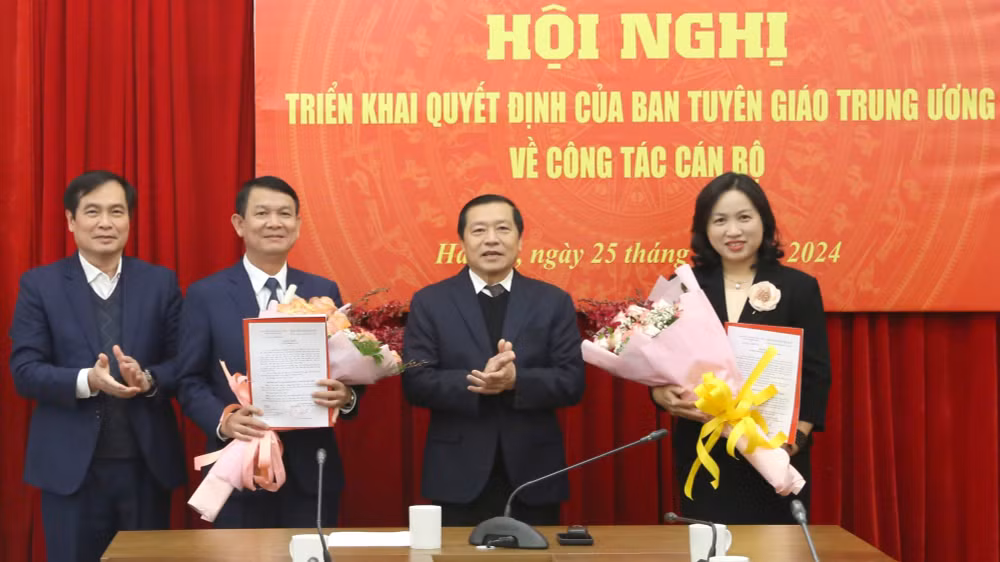 trao quyet dinh bo nhiem pho tong bien tap bao dien tu dcsvn va pho tong phu trach tap chi tuyen giao hinh 1