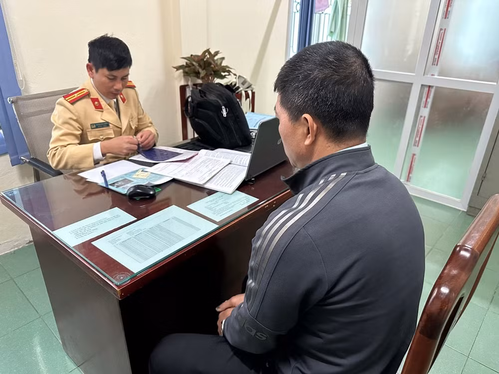 tuoc giay phep lai xe 2 thang cua tai xe di nguoc chieu tren quoc lo hinh 2