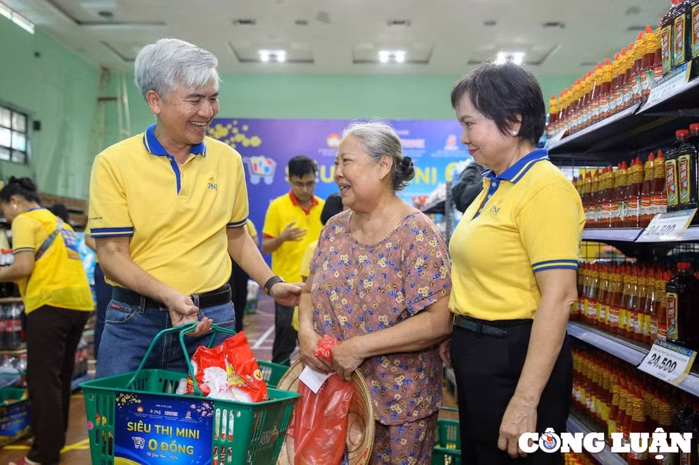 hon 15000 nguoi dan tp hcm duoc sam tet mien phi tai sieu thi mini 0 dong hinh 3