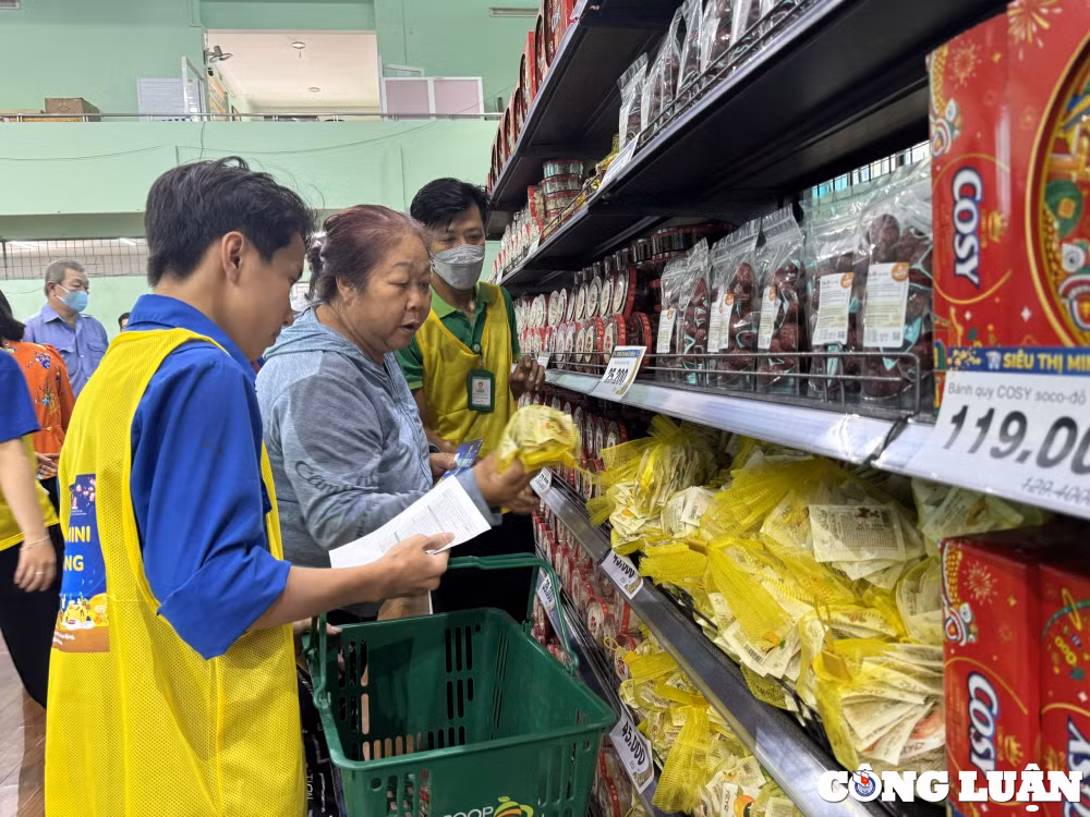hon 15000 nguoi dan tp hcm duoc sam tet mien phi tai sieu thi mini 0 dong hinh 10