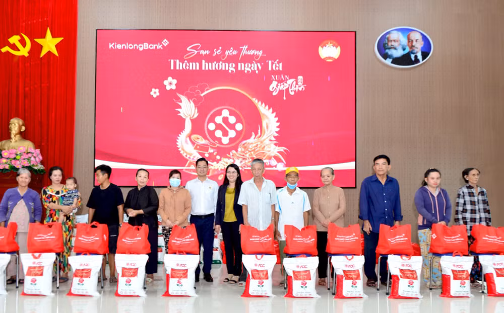 kienlongbank trao tang hon 8000 phan qua cho ba con don tet giap thin 2024 hinh 3