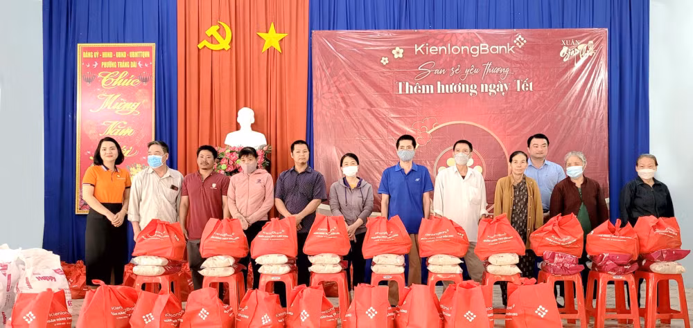 kienlongbank trao tang hon 8000 phan qua cho ba con don tet giap thin 2024 hinh 4