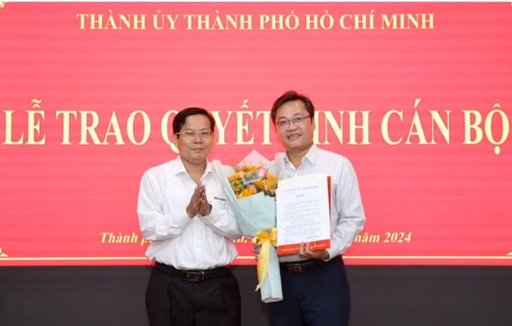 thanh uy tp hcm trao quyet dinh bo nhiem pho tong bien tap bao nguoi lao dong hinh 2