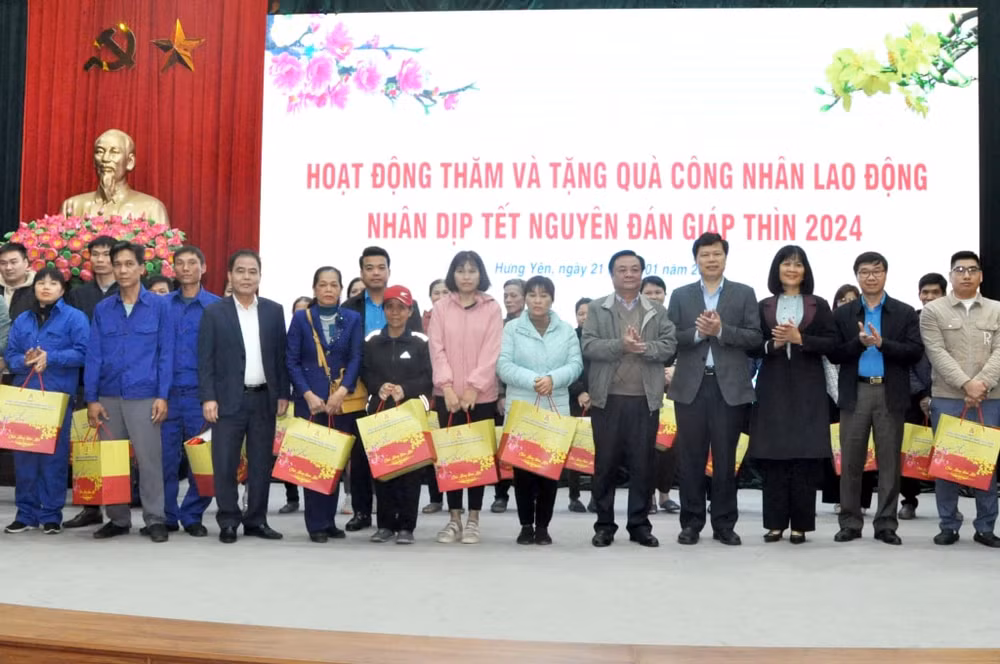 bo truong bo nong nghiep va phat trien nong thon tham tang qua cong nhan tai hung yen hinh 1