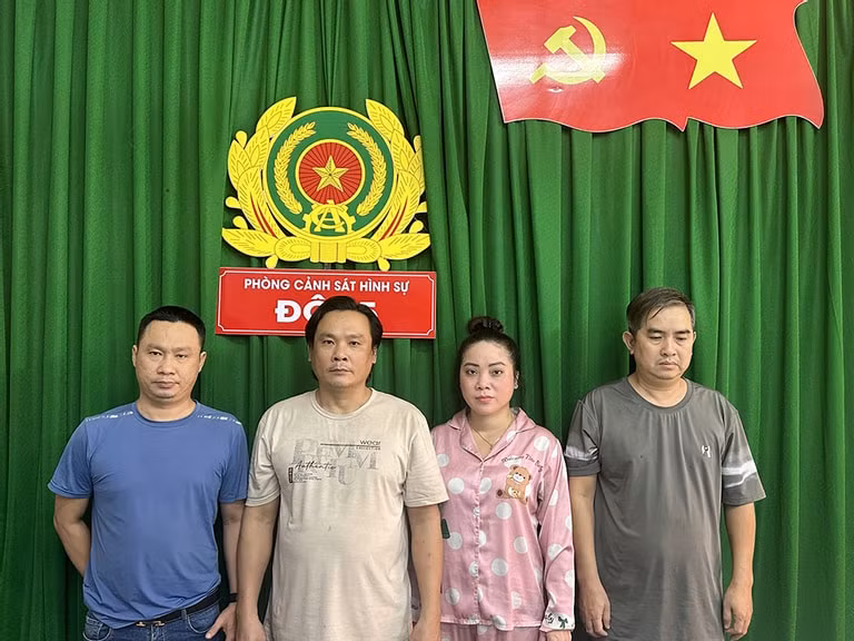 bat khan cap nhom tu ong tu ba chuyen dieu hanh tiep vien mua thoat y va ban dam hinh 1