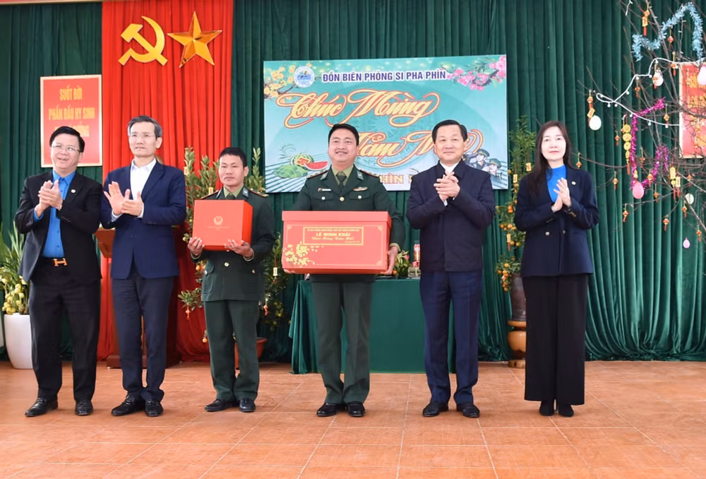 pho thu tuong le minh khai tham chuc tet nguyen dan giap thin 2024 tai dien bien hinh 1