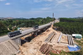 Tăng tốc thi công mở rộng cao tốc Cam Lộ - La Sơn trước mùa mưa