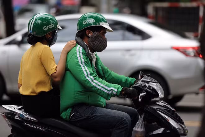 Sau khi đã có thị phần ổn định tại Việt Nam, Grab thực hiện việc tăng giá cước và mức chiết khấu nhiều khách hàng, tài xế không khỏi bất ngờ, bức xúc. Ảnh minh họa