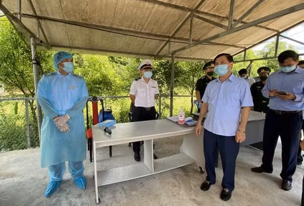 Lãnh đạo tỉnh QUảng Ninh kiểm tra việc thực hiện các quy định phòng, chống dịch Covid -19 trong hoạt động xuất nhập khẩu tại Cửa khẩu Bắc Phong Sinh. Ảnh: Cổng TTĐT Quảng Ninh.