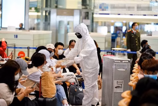 Thực hiện các biện pháp phòng dịch nơi công cộng. Ảnh: TL.