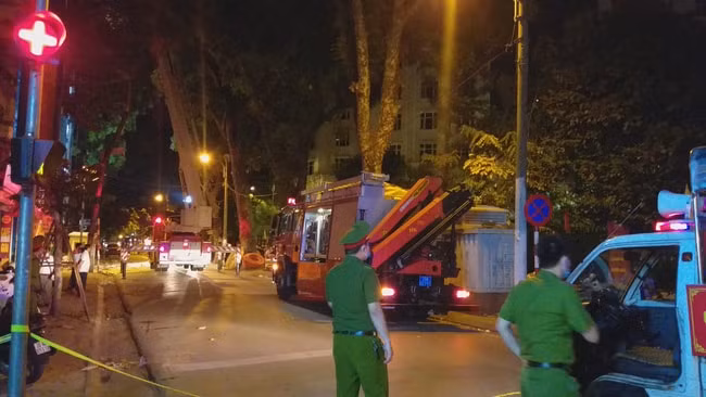 Công an quận Hai Bà Trưng đã khẩn trương có mặt cùng chính quyền phường Phạm Đình Hổ khắc phục sự cố, đưa người bị nạn đi cấp cứu. Ảnh: TL.