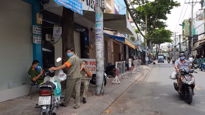 Nhiều hộ dân trong quận Tân Phú bị cách ly. Ảnh: TL.