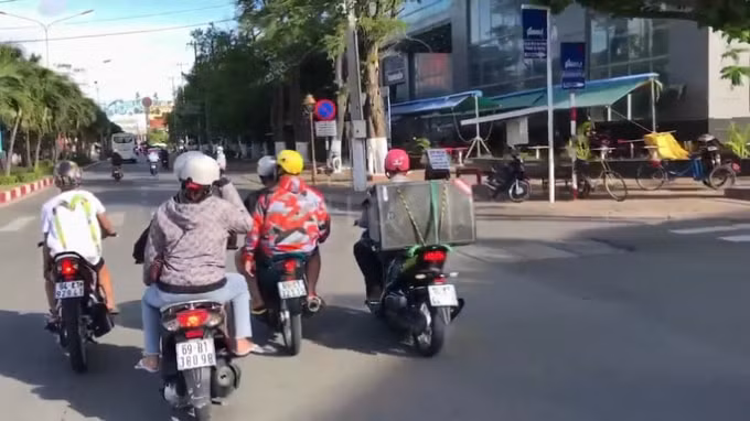 Nhóm thanh niên dàn hàng ngang trên đường. Ảnh: cắt từ clip.