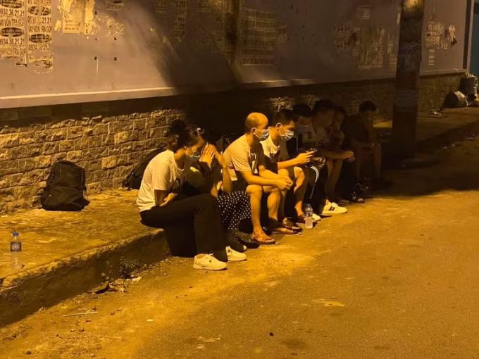 11 người Trung Quốc nhập cảnh trái phép vào TP.HCM bị bắt giữ hôm 30/7. Ảnh: TL.