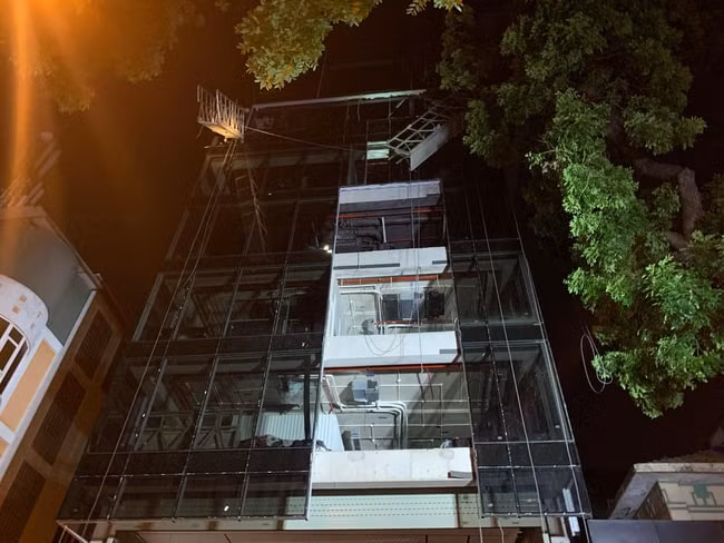 Thang tời lắp kính bên ngoài công trình khách sạn Hướng Dương ở phố Nguyễn Công Trứ, phường Phạm Đình Hổ, quận Hai Bà Trưng bất ngờ đứt cáp khiến nhiều người rơi xuống đường. Ảnh: TL