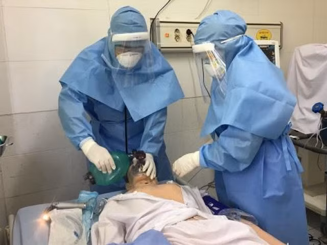 Tập trung cứu chữa cho các ca nhiễm Covid-19 có dấu hiệu tăng nặng. Ảnh: TL.