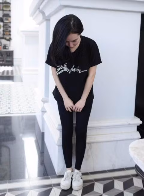 Nữ Tổng giám đốc công ty mỹ phẩm cúi đầu xin lỗi vì sai lầm của mình. Ảnh: TL.