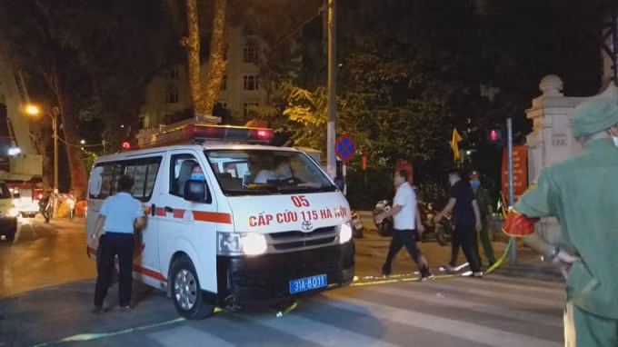 Xe cứu thương được huy động đưa các nạn nhân đi cấp cứu. Ảnh: TL.