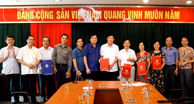 Đồng chí Trần Doãn Tiến và các đồng chí lãnh đạo Báo chụp ảnh lưu niệm với các cán bộ hưu trí của Báo.