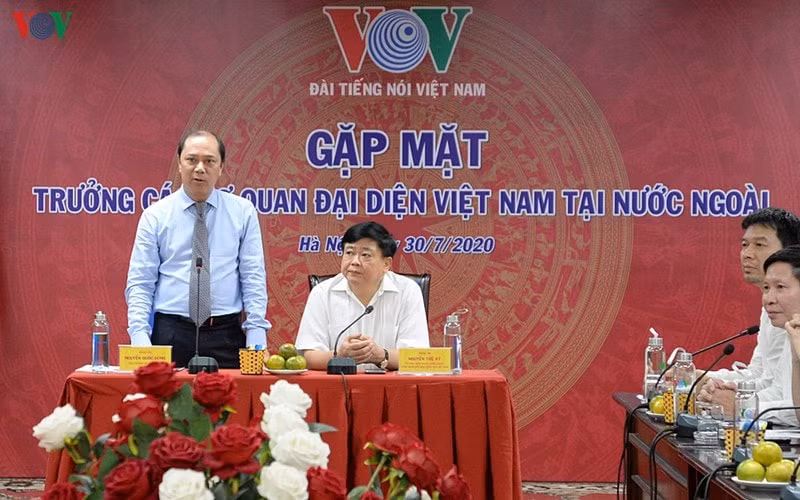 Thứ trưởng Bộ Ngoại giao Việt Nam Nguyễn Quốc Dũng phát biểu tại buổi gặp mặt. Ảnh Trung Hiếu