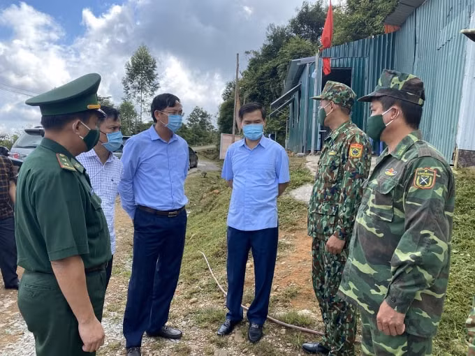 Đồng chí Bùi Văn Khắng, Phó Chủ tịch UBND tỉnh, kiểm tra tại chốt kiểm soát phòng, chống Covid-19 tại tuyến vành đai biên giới từ Bình Liêu đến Móng Cái. Ảnh: Công TTĐT Quảng Ninh.