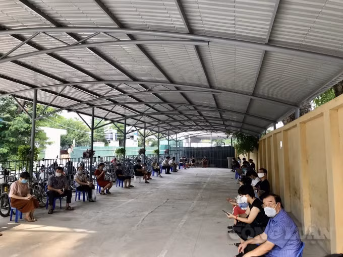 Ghi nhận thực tế của PV Báo Nhà báo & Công luận, ngay từ đầu giờ sáng đã có rất đông người dân đến xét nghiệm nhanh Covid-19 tại điểm Trường Tiểu học Hoàng Diệu (phường Cống Vị)