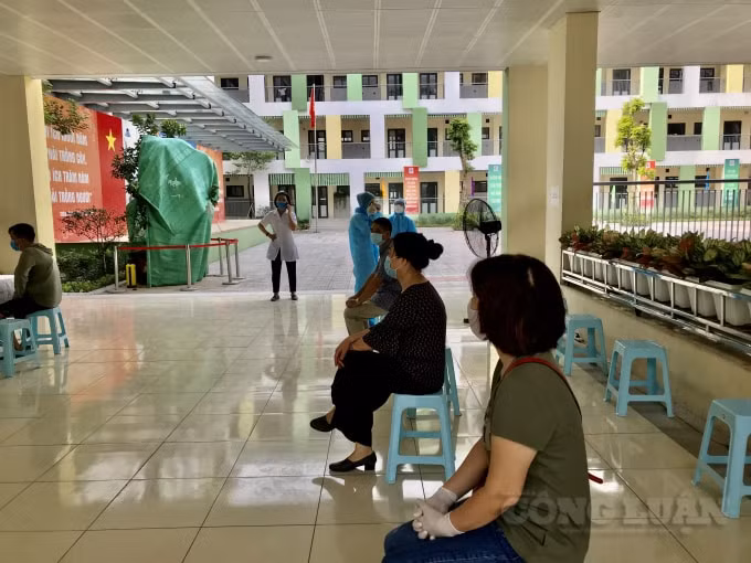 Người dân được phân luồng, giữ khoảng tối thiểu cần thiết