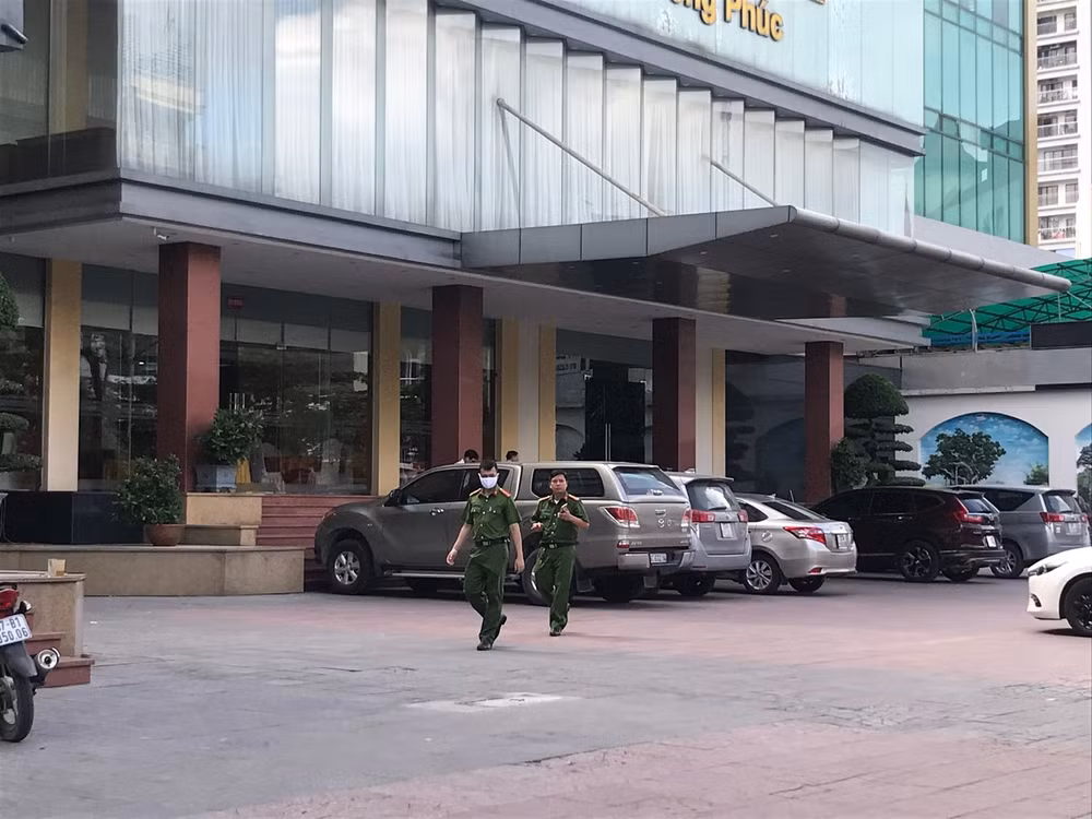 Ngay sau khi vụ việc đau lòng xảy ra, công an phường Hưng Bình, TP Vinh, Nghệ An có mặt tại hiện trường điều tra nguyên nhân sự việc. Ảnh: internet.