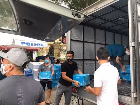 Phía đại diện SHB Đà Nẵng tới quyên góp lương thực, nước uống và các nhu yếu phẩm cần thiết cho tuyến đầu chống dịch tại Bệnh viện C và Bệnh viện Đà Nẵng. Ảnh: internet.