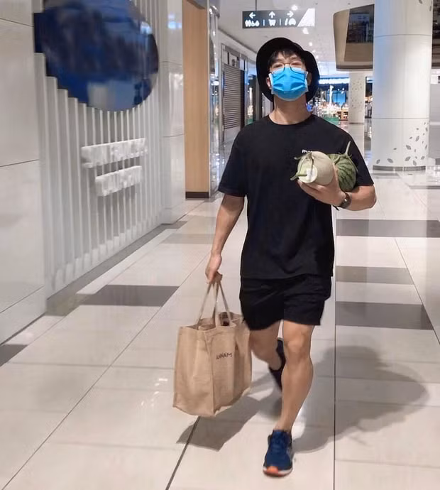 Hình ảnh Công Phượng đi mua đồ phụ giúp cho vợ. Ảnh: internet.
